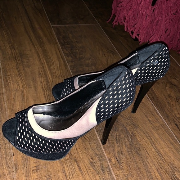 Classy black fishnet and nude heels - Picture 5 of 8